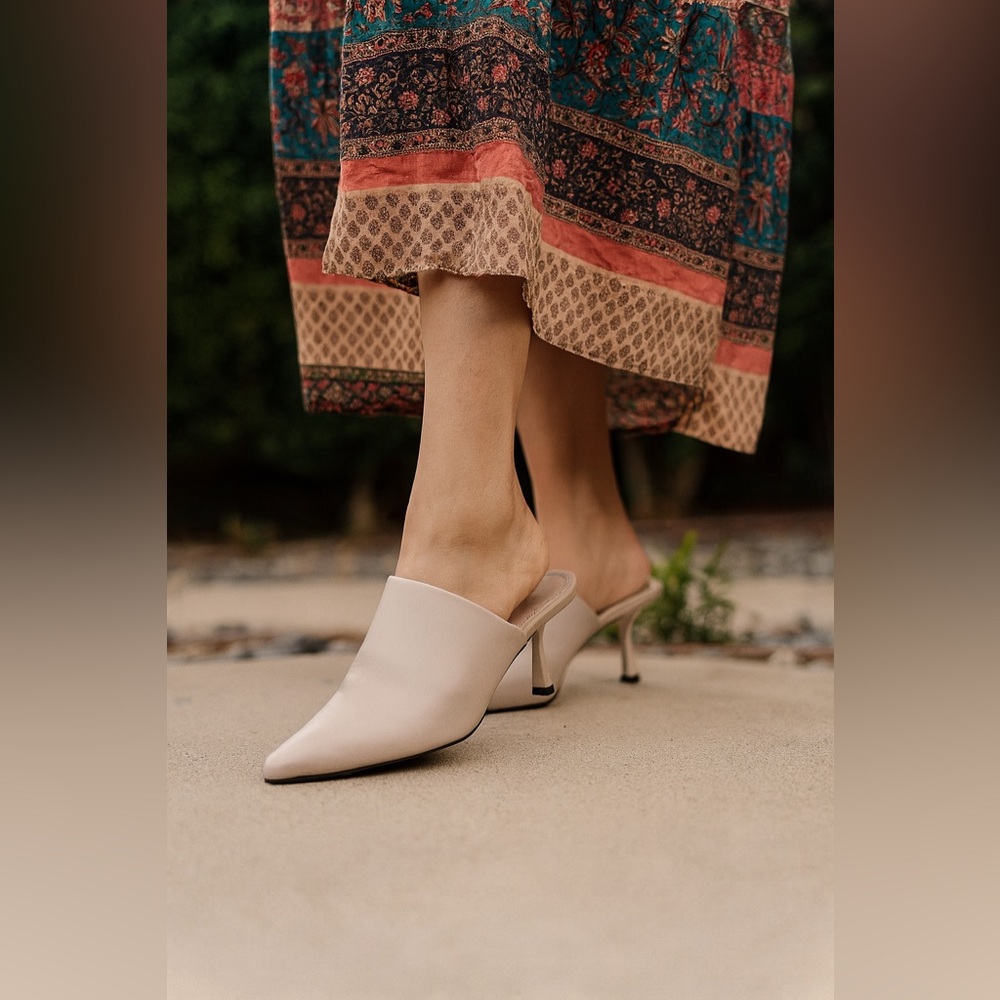 Jo Mercer Beige Pointed Toe Kitten Heel Mules. Size 40